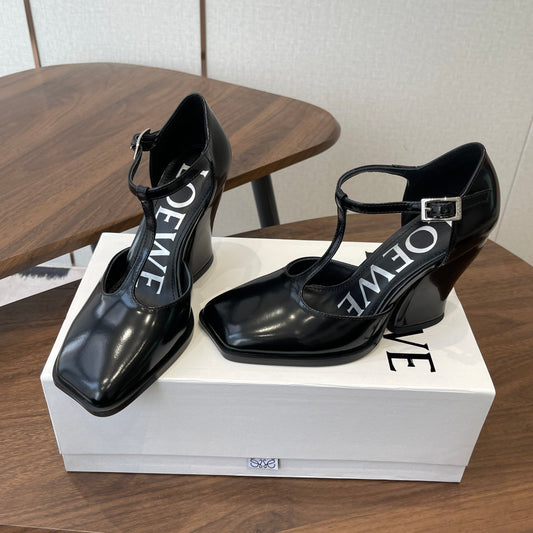 LOEWE 26S ONDA 90MM БОСОНІЖКИ НА ВИСОКИХ ПІДБОРАХ З T-ПОДІБНИМ РЕМІНЦЕМ З ЧОРНОЇ ГЛЯНЦЕВОЇ ТЕЛЯЧОЇ ШКІРИ