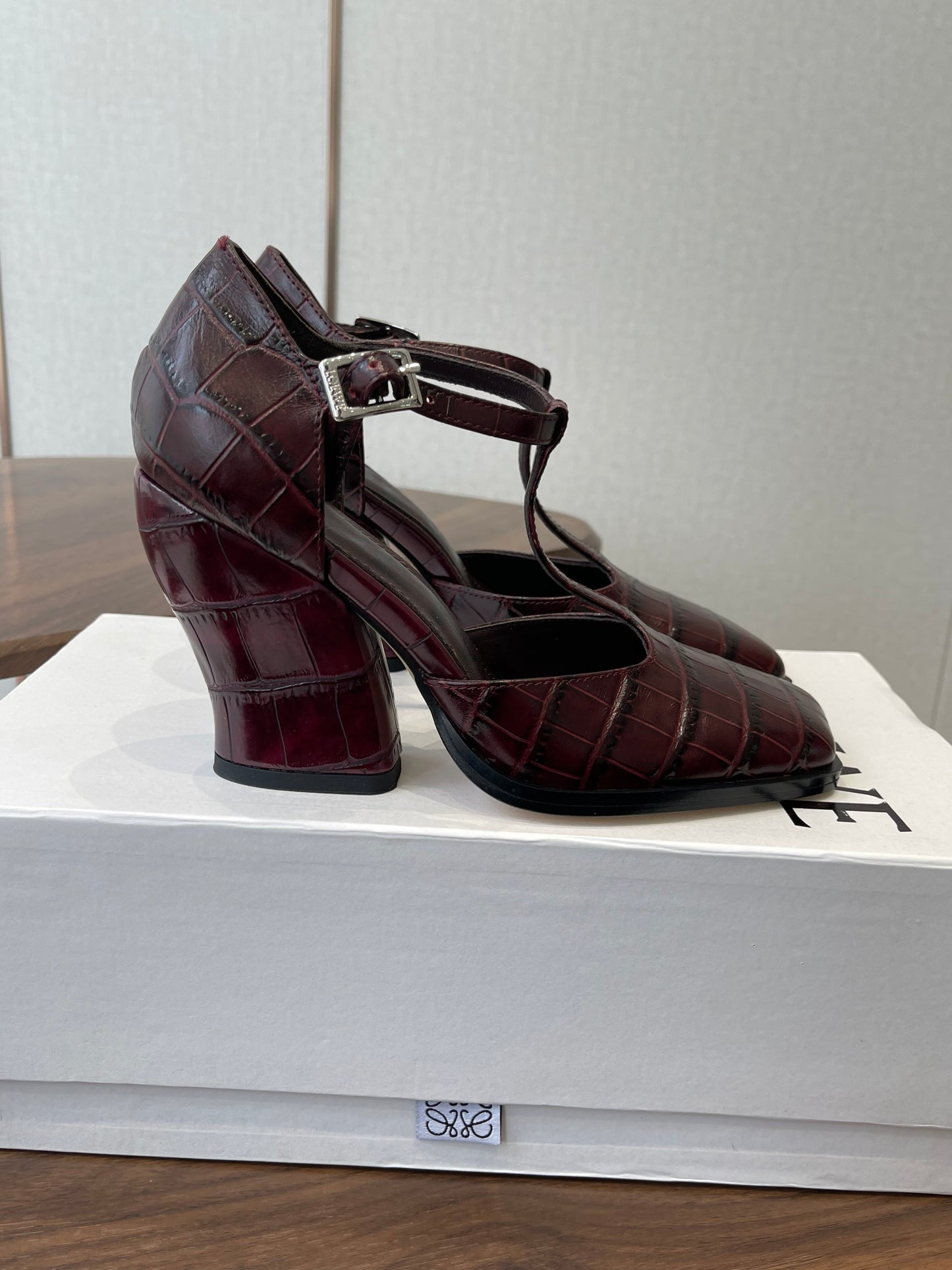 LOEWE 26S ONDA 90MM T-STRAP HIGH-HEEL SHOES IN WINE RED EMBOSSED CROCODILE CALFSKIN