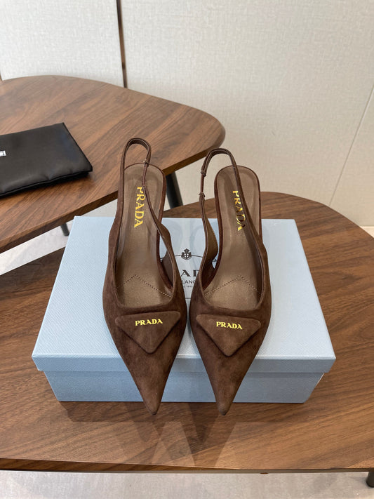 БОСОНІЖКИ PRADA 26S SLINGBACK 75 ММ З ТЕМНО-КОРИЧНЕВОЇ ЗАМШІ З ЛОГОТИПОМ