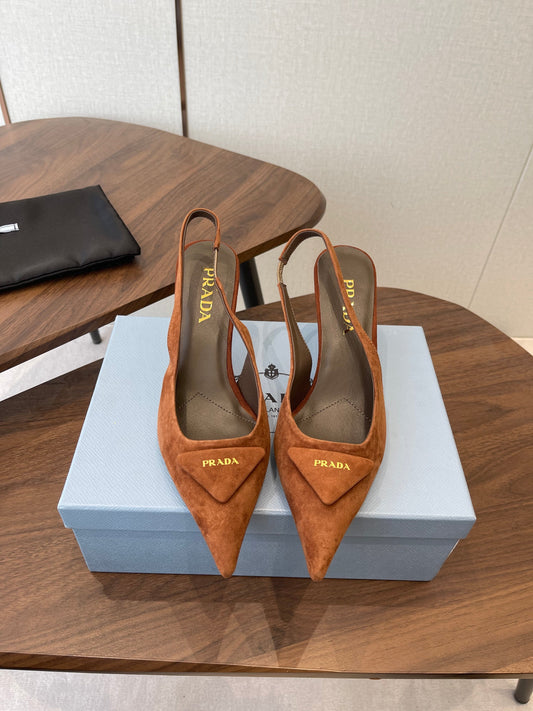 БОСОНІЖКИ-СЛІНГБЕКИ PRADA 26S, 75 ММ, З КОРИЧНЕВОЇ ЗАМШІ КОЛЬОРУ КАРАМЕЛІ З ЛОГОТИПОМ