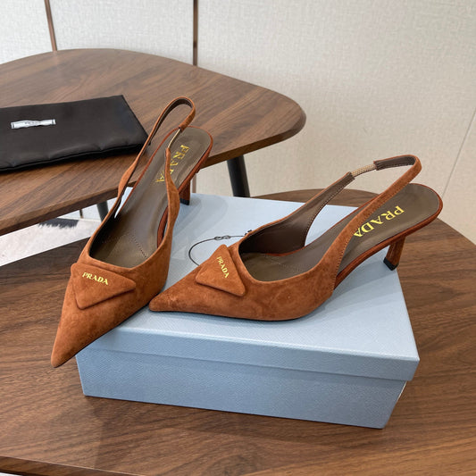 БОСОНІЖКИ-СЛІНГБЕКИ PRADA 26S, 75 ММ, З КОРИЧНЕВОЇ ЗАМШІ КОЛЬОРУ КАРАМЕЛІ З ЛОГОТИПОМ