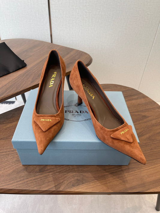 Туфлі PRADA 26S на високих підборах 75 мм з загостреним носком з карамельно-коричневої замші з логотипом