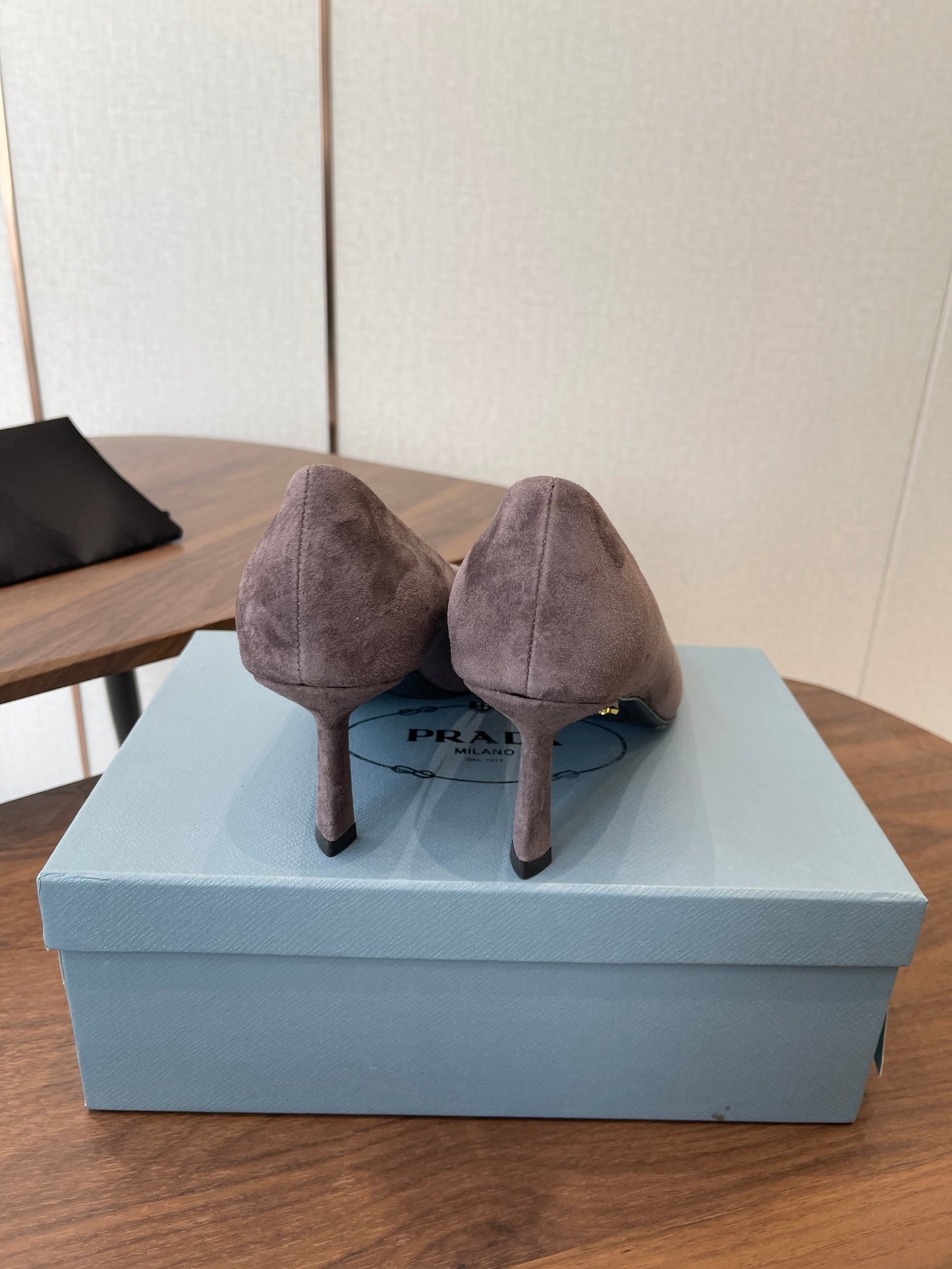 TUFELKI PRADA 26S SLINGBACK 75 ММ ІЗ ЗАМШІ КОЛЬОРУ ТАУП ІЗ ЛОГОТИПОМ