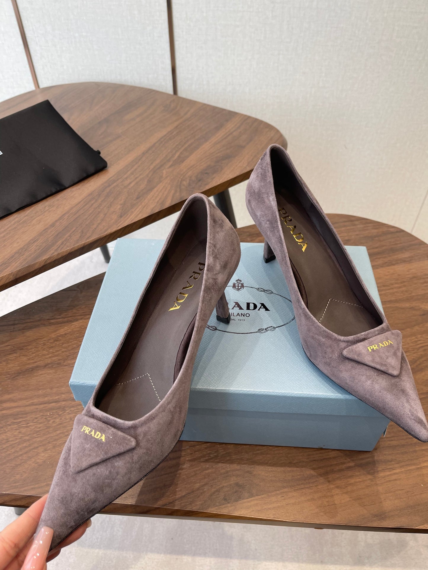 TUFELKI PRADA 26S SLINGBACK 75 ММ ІЗ ЗАМШІ КОЛЬОРУ ТАУП ІЗ ЛОГОТИПОМ