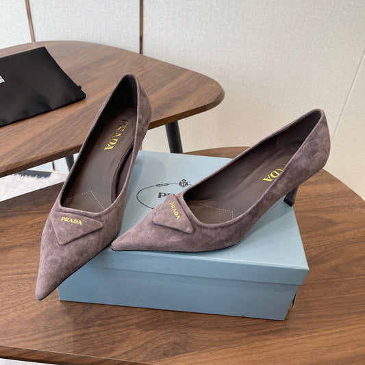 PRADA 26S ГОСТРОНОСІ ТУФЛІ НА ВИСОКИХ ПІДБОРАХ 75 ММ З КОРИЧНЕВОЇ ЗАМШІ ТАУП З ЛОГОТИПОМ