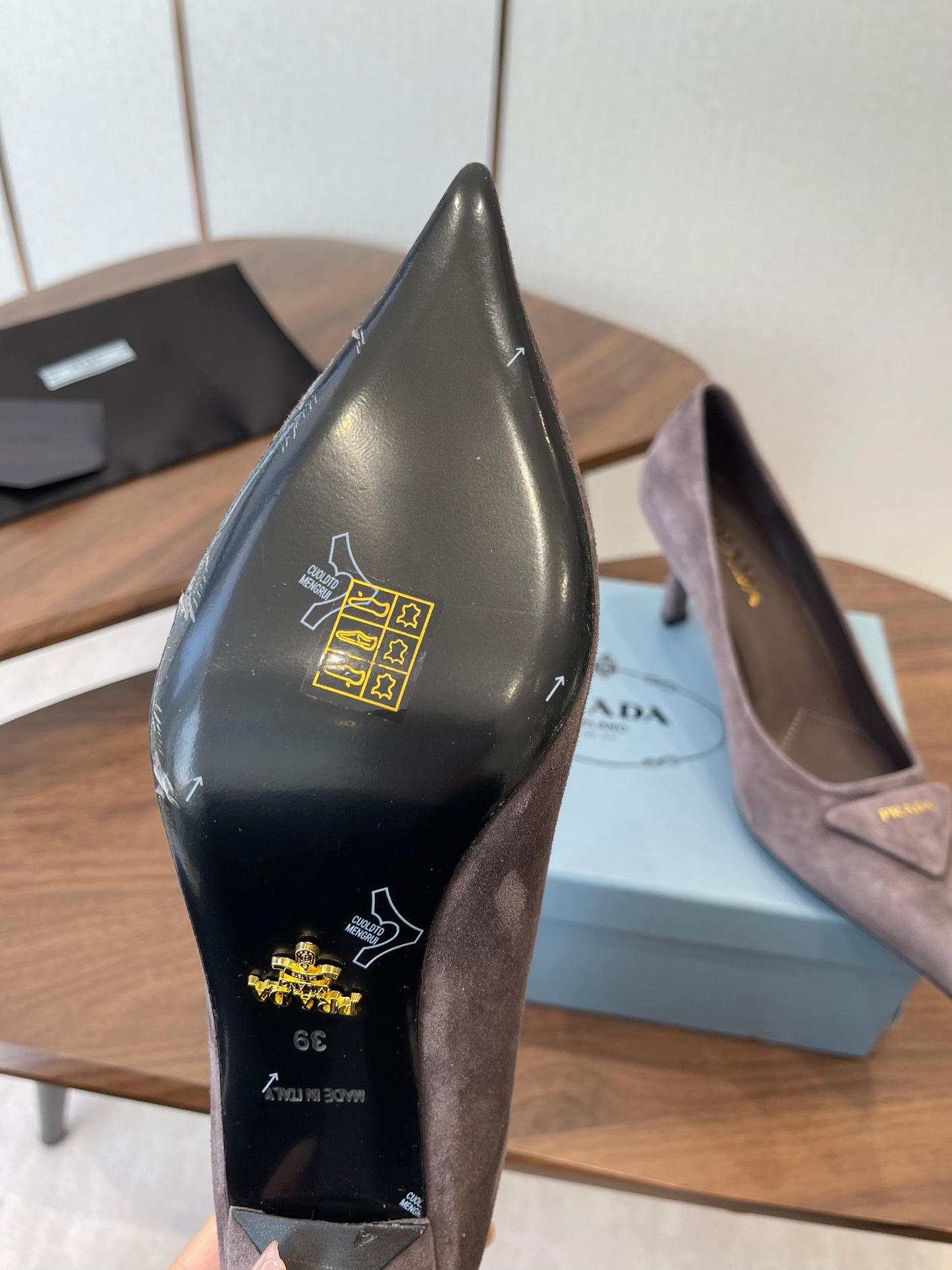 TUFELKI PRADA 26S SLINGBACK 75 ММ ІЗ ЗАМШІ КОЛЬОРУ ТАУП ІЗ ЛОГОТИПОМ