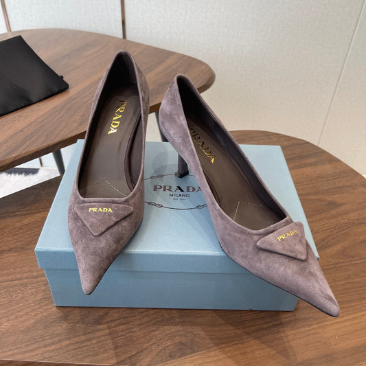 TUFELKI PRADA 26S SLINGBACK 75 ММ ІЗ ЗАМШІ КОЛЬОРУ ТАУП ІЗ ЛОГОТИПОМ