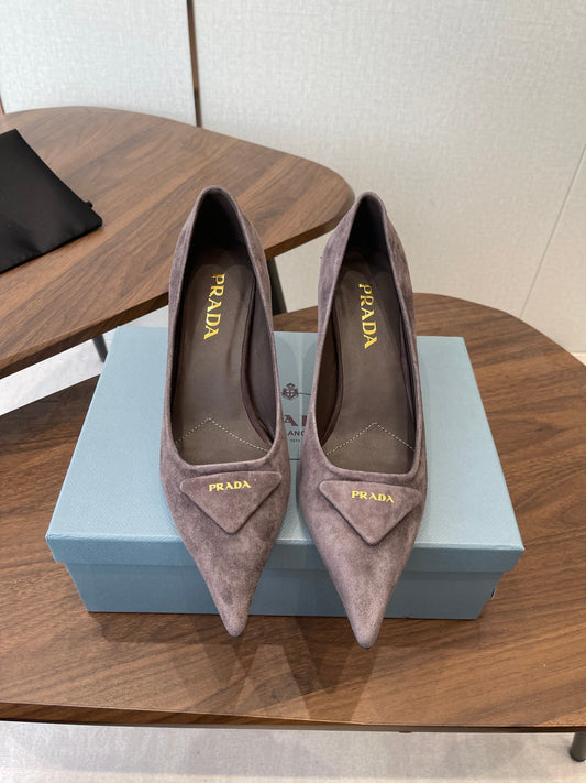 PRADA 26S ГОСТРОНОСІ ТУФЛІ НА ВИСОКИХ ПІДБОРАХ 75 ММ З КОРИЧНЕВОЇ ЗАМШІ ТАУП З ЛОГОТИПОМ