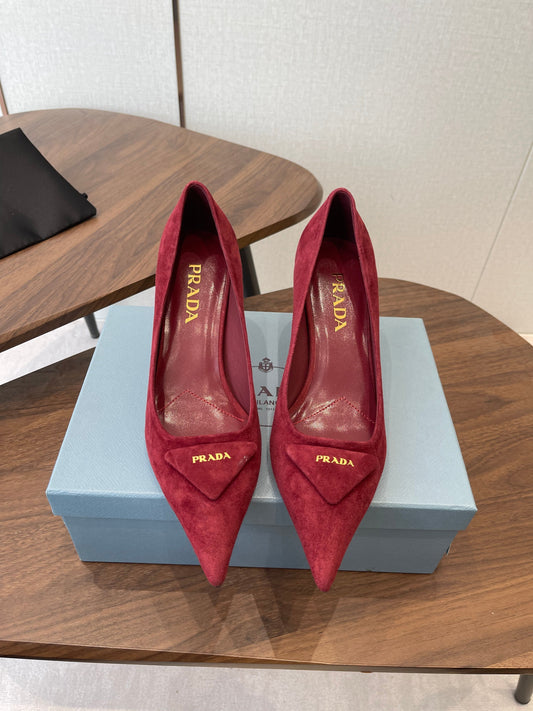 PRADA 26S ГОСТРОНОСІ ТУФЛІ НА ВИСОКИХ ПІДБОРАХ 75 ММ З ТЕМНО-ЧЕРВОНОЇ ЗАМШІ З ЛОГОТИПОМ