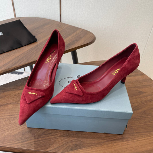 PRADA 26S ГОСТРОНОСІ ТУФЛІ НА ВИСОКИХ ПІДБОРАХ 75 ММ З ТЕМНО-ЧЕРВОНОЇ ЗАМШІ З ЛОГОТИПОМ