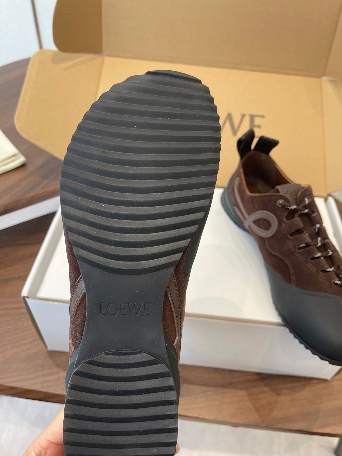 Кросівки LOEWE 26S FLOW RUNNER 20 ММ З ТЕМНО-КОРИЧНЕВОЇ ЗАМШІ
