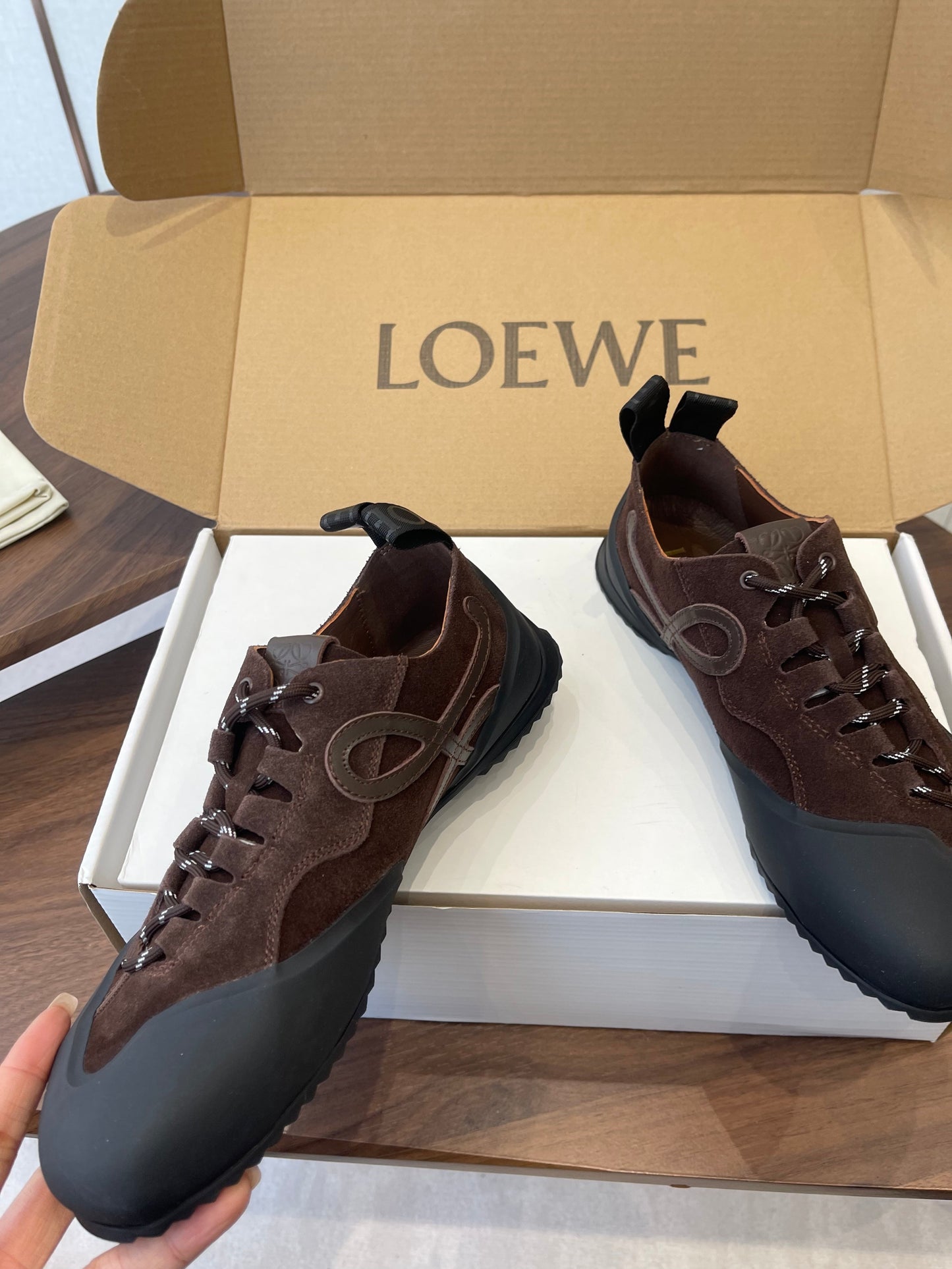 Кросівки LOEWE 26S FLOW RUNNER 20 ММ З ТЕМНО-КОРИЧНЕВОЇ ЗАМШІ
