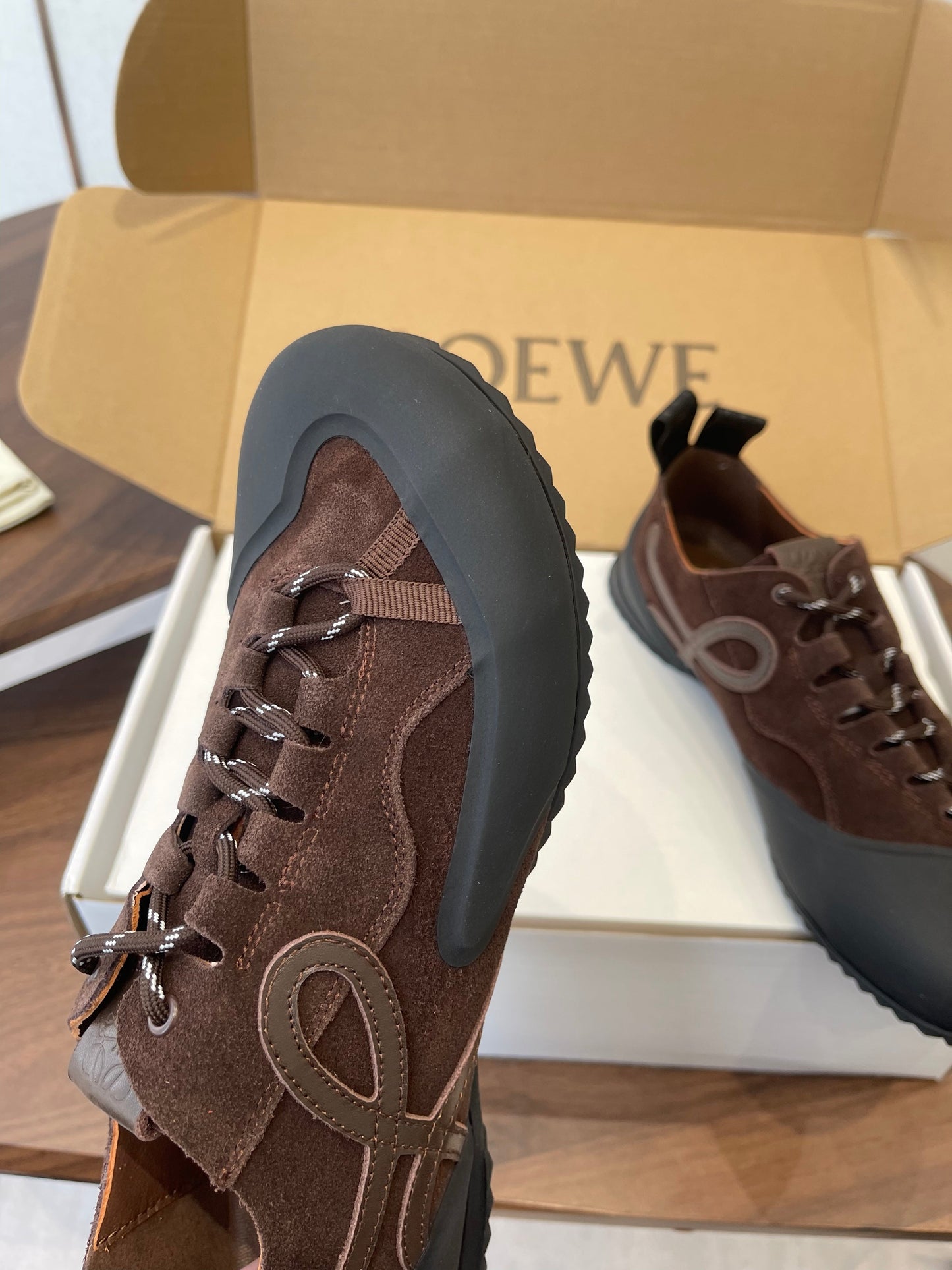 Кросівки LOEWE 26S FLOW RUNNER 20 ММ З ТЕМНО-КОРИЧНЕВОЇ ЗАМШІ