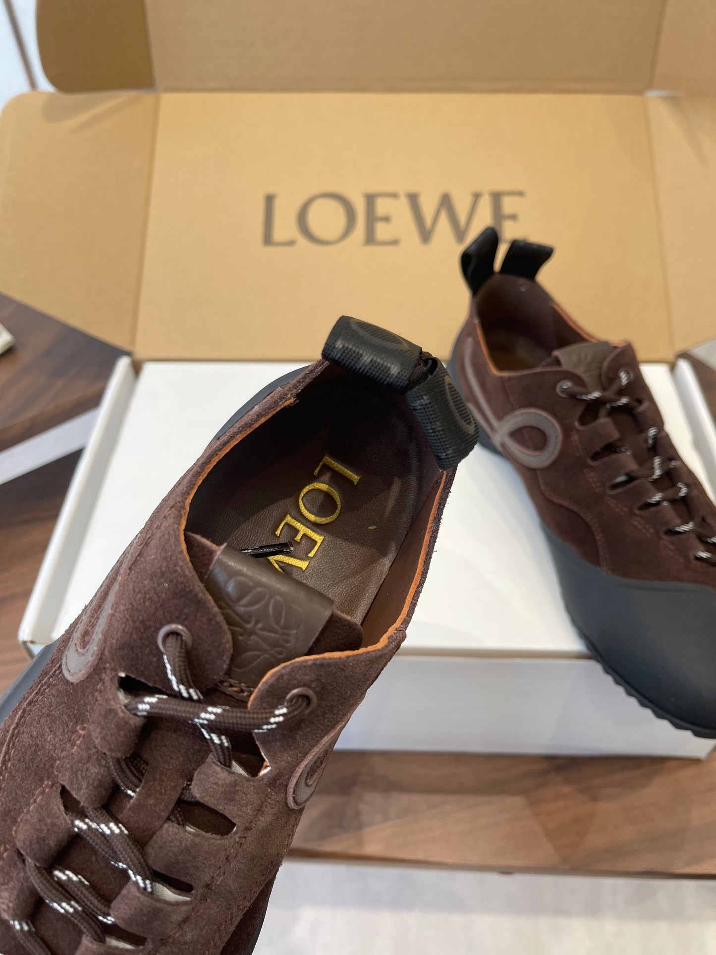 Кросівки LOEWE 26S FLOW RUNNER 20 ММ З ТЕМНО-КОРИЧНЕВОЇ ЗАМШІ