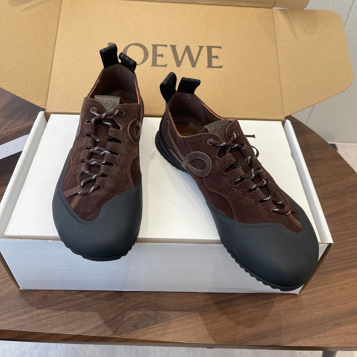 Кросівки LOEWE 26S FLOW RUNNER 20 ММ З ТЕМНО-КОРИЧНЕВОЇ ЗАМШІ