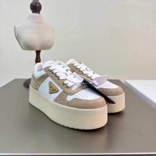КРОСІВКИ PRADA 26S DOWNTOWN НА ТОВСТІЙ ПІДОШВІ З БІЛОЇ ТЕЛЯЧОЇ ШКІРИ ТА КОРИЧНЕВОЇ ЗАМШІ