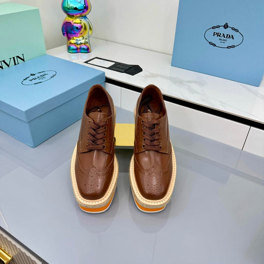 PRADA 25S ТУФЛІ НА ПЛАТФОРМІ-ТАНКЕТЦІ 60 ММ З ТЕМНО-КОРИЧНЕВОЇ ТЕЛЯЧОЇ ШКІРИ - 35