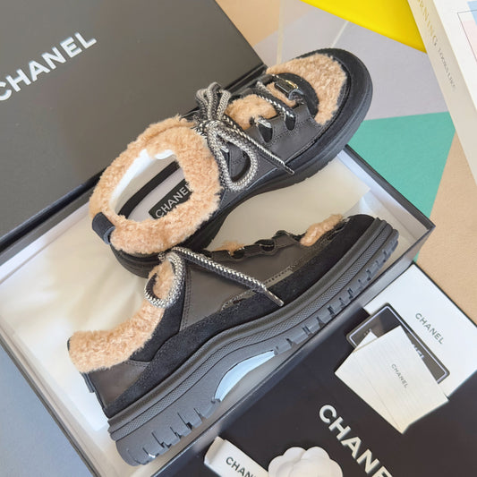 CHANEL 25S КРОСІВКИ З ХУТРЯНИМИ АКЦЕНТАМИ 40 ММ З ТЕЛЯЧОЇ ШКІРИ ЧОРНОГО ТА КОРИЧНЕВОГО КОЛЬОРІВ - 35