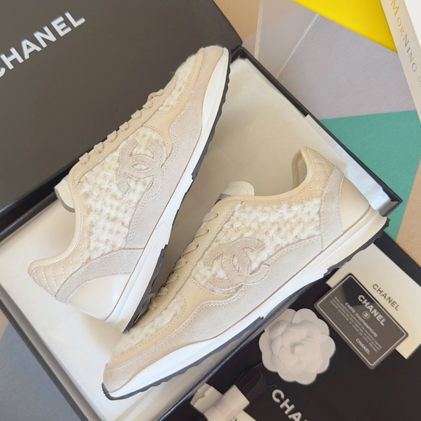 CHANEL 25S SNEAKERS 20MM IN WHITE CALFSKIN AND SUEDE - 35