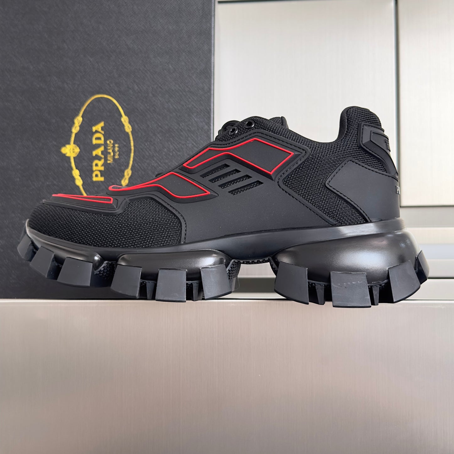 КРОСІВКИ PRADA 26S CLOUDBUST THUNDER 60 ММ З ЧОРНО-ЧЕРВОНОЇ СІТЧАСТОЇ ТКАНИНИ ТА ТПУ