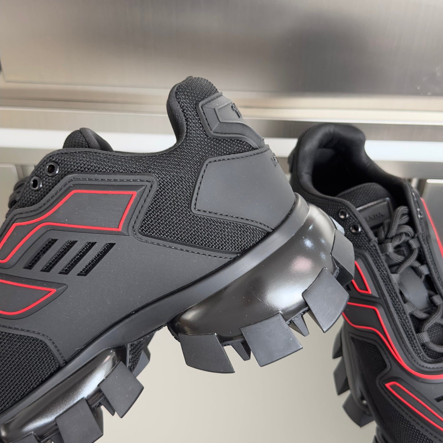 КРОСІВКИ PRADA 26S CLOUDBUST THUNDER 60 ММ З ЧОРНО-ЧЕРВОНОЇ СІТЧАСТОЇ ТКАНИНИ ТА ТПУ