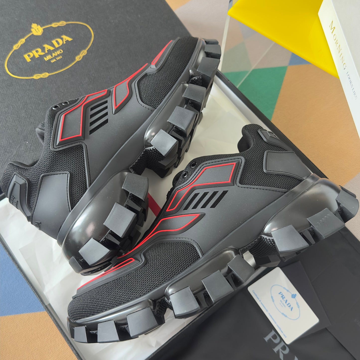 КРОСІВКИ PRADA 26S CLOUDBUST THUNDER 60 ММ З ЧОРНО-ЧЕРВОНОЇ СІТЧАСТОЇ ТКАНИНИ ТА ТПУ