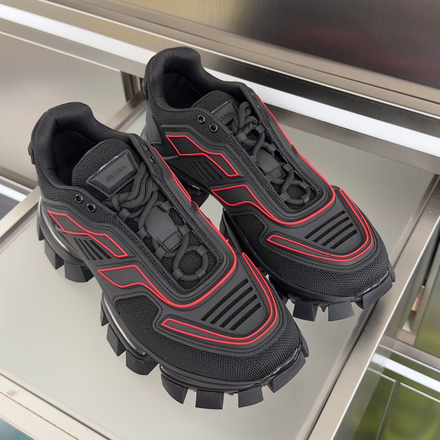 КРОСІВКИ PRADA 26S CLOUDBUST THUNDER 60 ММ З ЧОРНО-ЧЕРВОНОЇ СІТЧАСТОЇ ТКАНИНИ ТА ТПУ