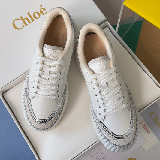 КРОСІВКИ CHLOÉ 26S НА ТАНКЕТЦІ 70 ММ З ТЕЛЯЧОЇ ШКІРИ БІЛОГО ТА СРІБЛЯСТОГО КОЛЬОРУ