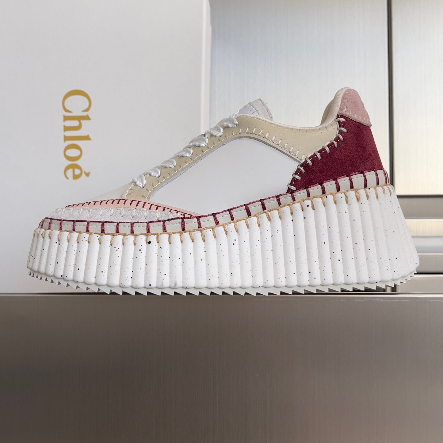 CHLOÉ 26S WEDGE SNEAKERS 70 MM IN WHITE CALFSKIN AND DARK RED SUEDE