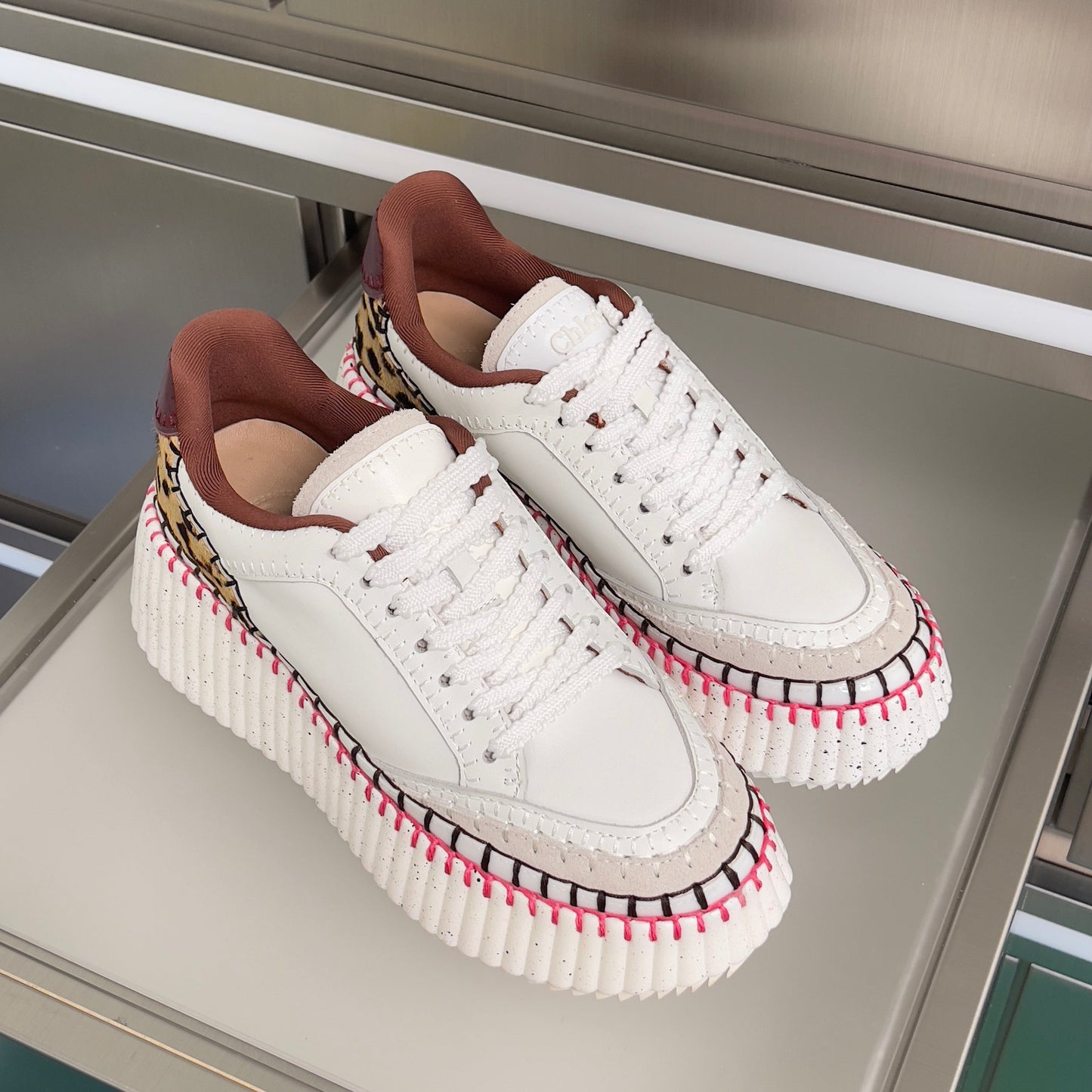 CHLOÉ 26S WEDGE SNEAKERS 70 MM IN WHITE CALFSKIN AND LEOPARD PRINT PONY HAIR