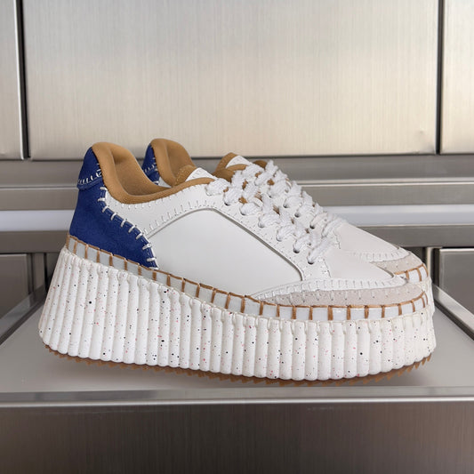 КЕДИ CHLOÉ 26S WEDGE 70 ММ З БІЛОЇ ТЕЛЯЧОЇ ШКІРИ ТА ТЕМНО-СИНЬОЇ ЗАМШІ