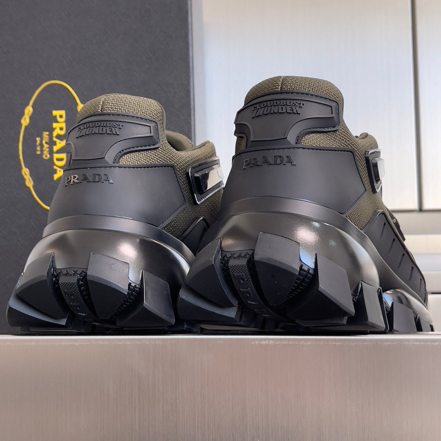КРОСІВКИ PRADA 26S CLOUDBUST THUNDER 60 ММ З ОЛИВКОВО-КОРИЧНЕВОЇ СІТЧАСТОЇ ТКАНИНИ