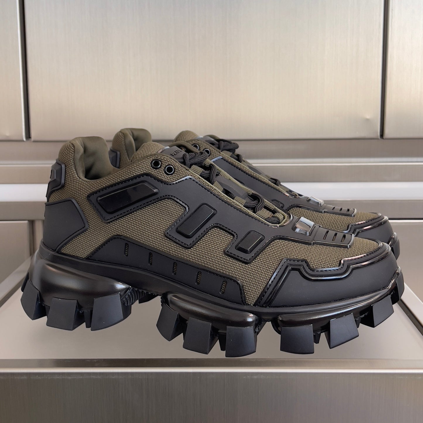 КРОСІВКИ PRADA 26S CLOUDBUST THUNDER 60 ММ З ОЛИВКОВО-КОРИЧНЕВОЇ СІТЧАСТОЇ ТКАНИНИ