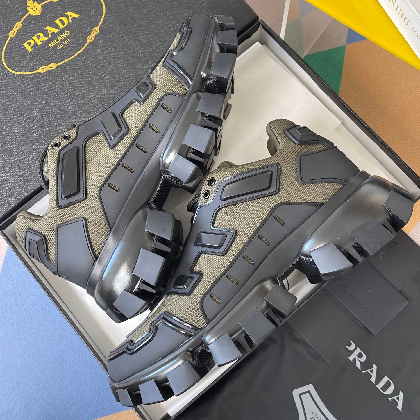 КРОСІВКИ PRADA 26S CLOUDBUST THUNDER 60 ММ З ОЛИВКОВО-КОРИЧНЕВОЇ СІТЧАСТОЇ ТКАНИНИ