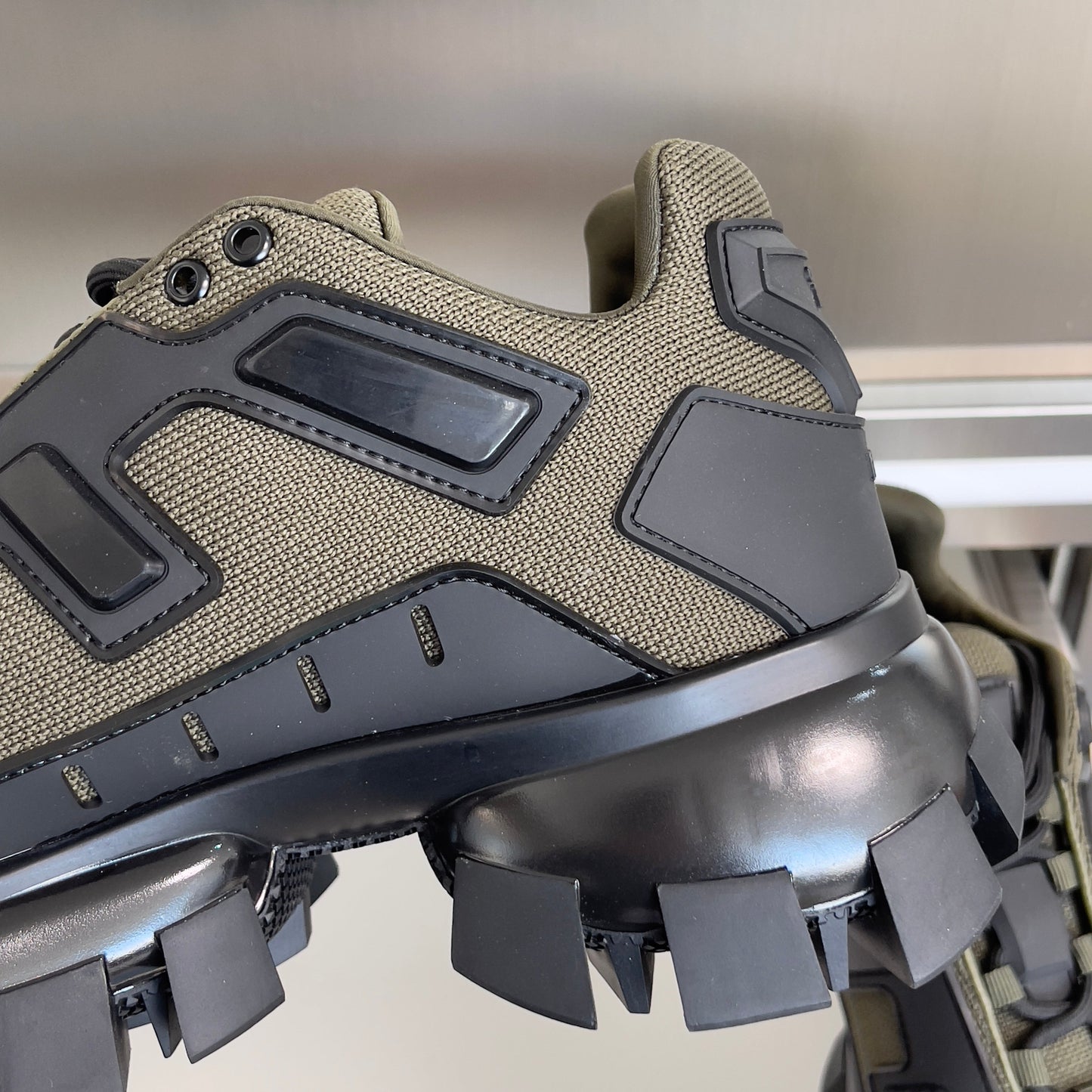 КРОСІВКИ PRADA 26S CLOUDBUST THUNDER 60 ММ З ОЛИВКОВО-КОРИЧНЕВОЇ СІТЧАСТОЇ ТКАНИНИ