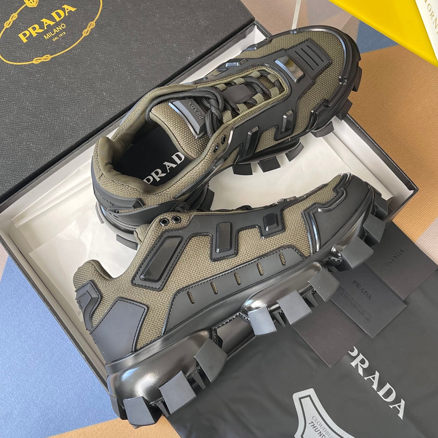 КРОСІВКИ PRADA 26S CLOUDBUST THUNDER 60 ММ З ОЛИВКОВО-КОРИЧНЕВОЇ СІТЧАСТОЇ ТКАНИНИ
