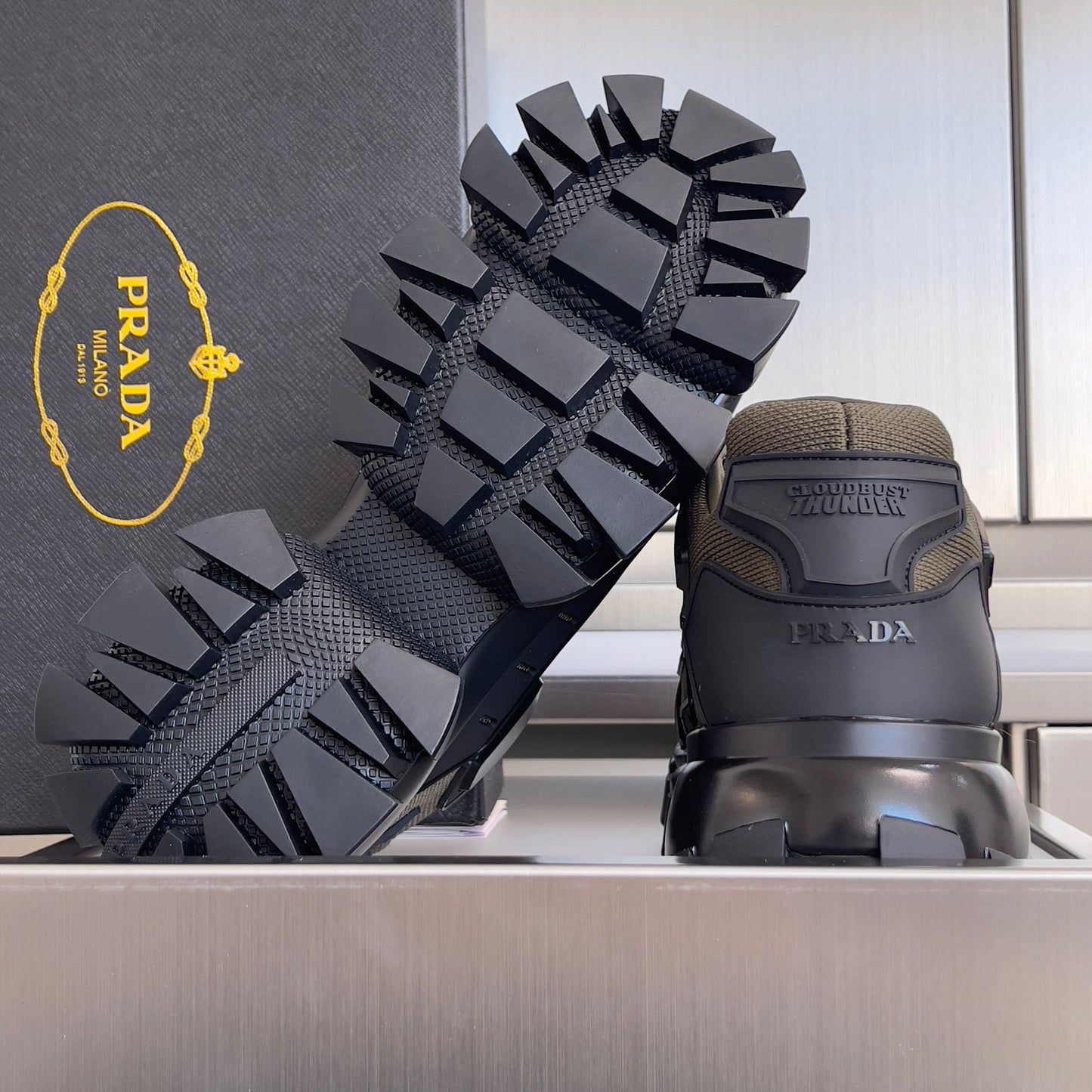 КРОСІВКИ PRADA 26S CLOUDBUST THUNDER 60 ММ З ОЛИВКОВО-КОРИЧНЕВОЇ СІТЧАСТОЇ ТКАНИНИ
