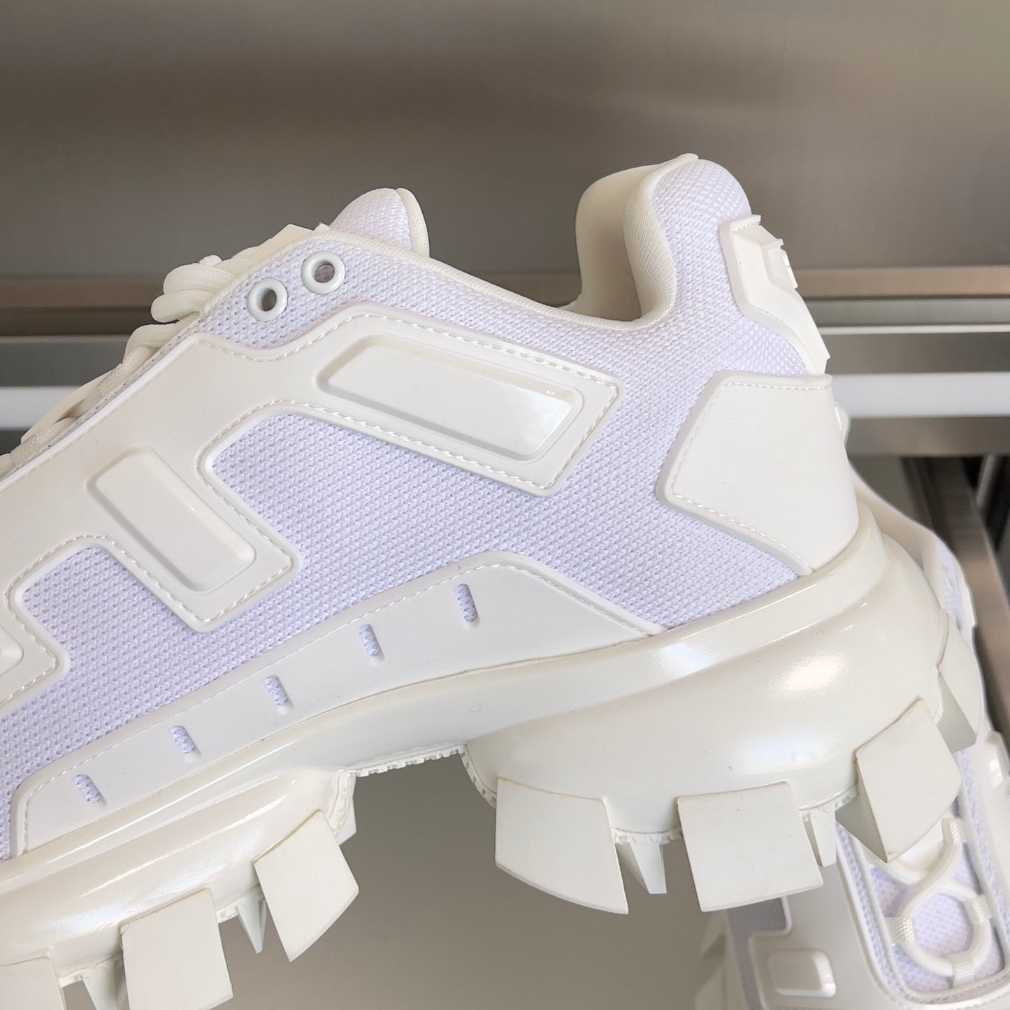 КРОСІВКИ PRADA 26S CLOUDBUST THUNDER 60 ММ З БІЛОЇ СІТЧАСТОЇ ТКАНИНИ