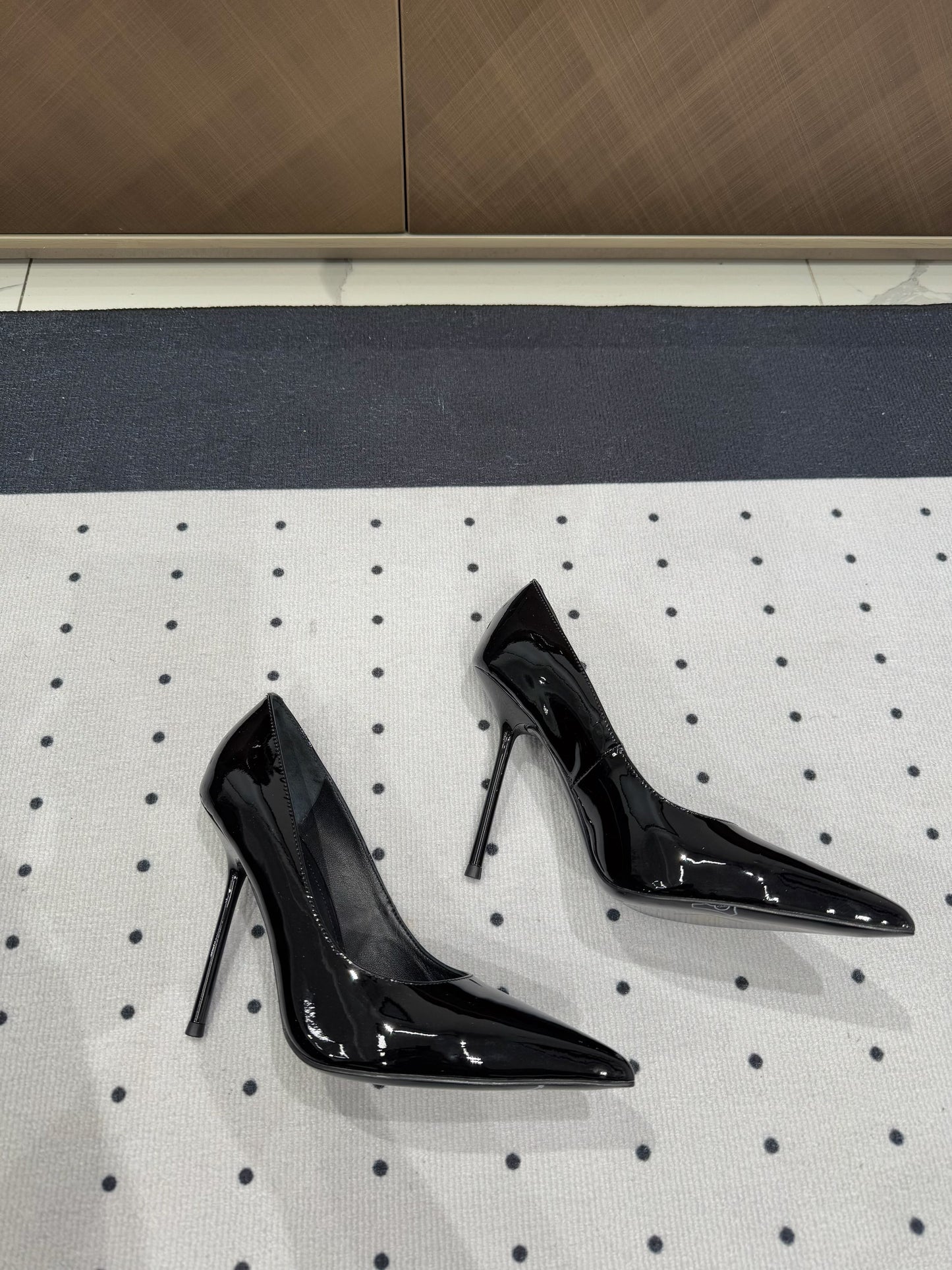 NORMA PUMPS IN BLACK GLOSSY SHEEPSKIN - 35