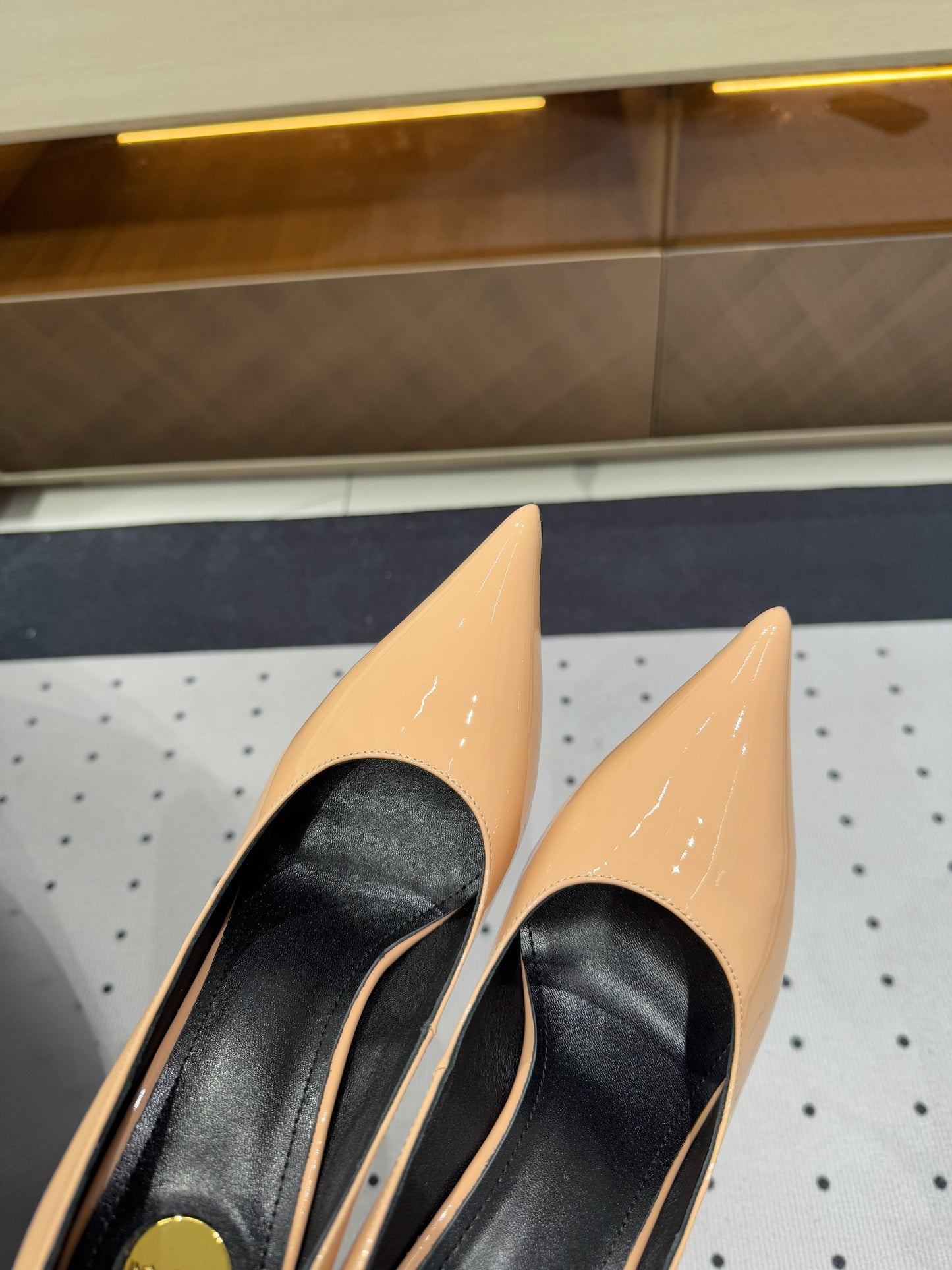 NORMA PUMPS IN BISQUE GLOSSY SHEEPSKIN - 35