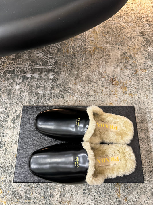 PRADA 25S САБО З ЧОРНОЇ ТЕЛЯЧОЇ ШКІРИ ТА БЕЖЕВИМ ХУТРЯНИМ ПІДКЛАДОМ - 35