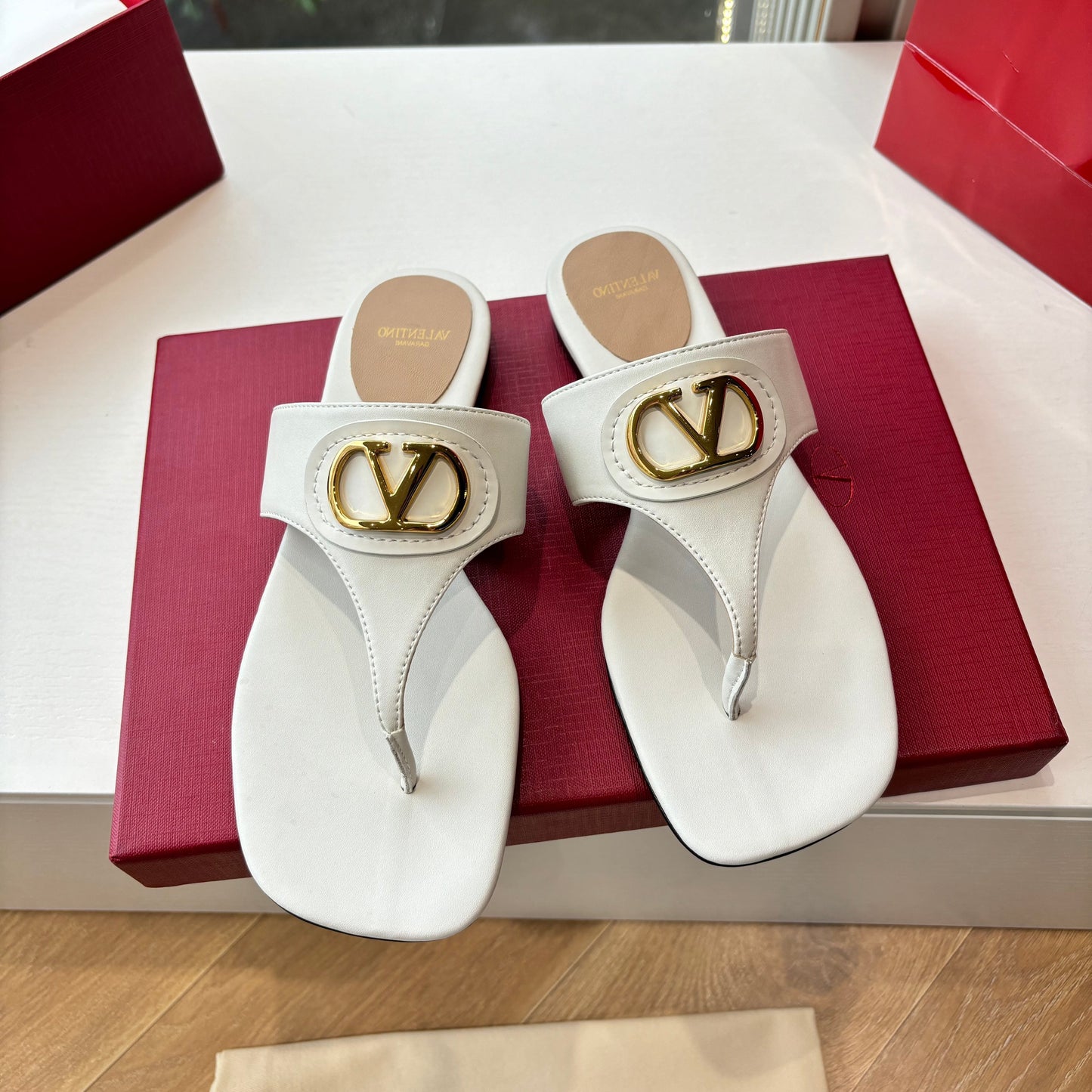 VLTN THONG SANDALS 25S IN WHITE LAMBSKIN WITH GOLD HARDWARE - 35