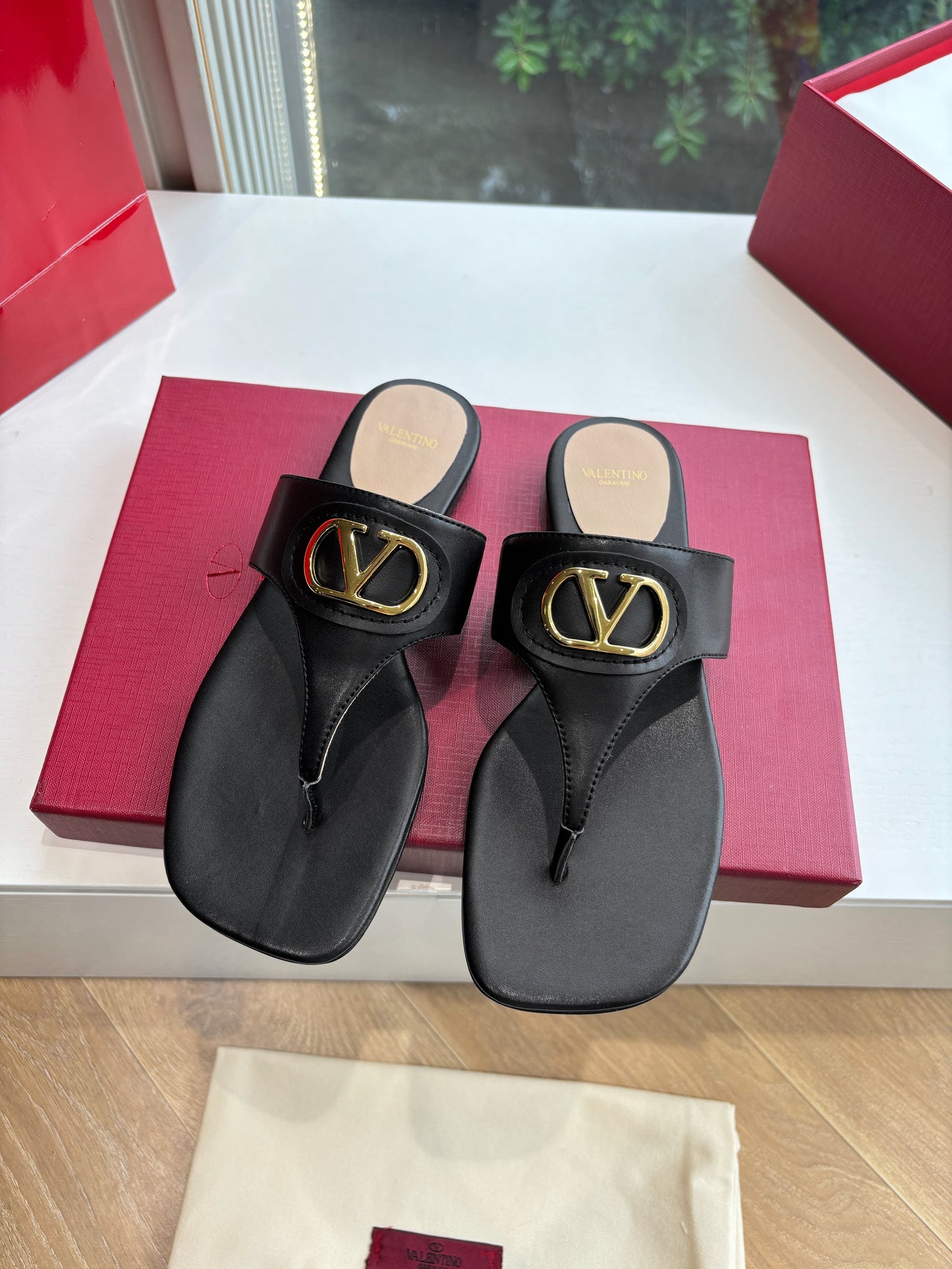 VLTN THONG SANDALS 25S IN BLACK LAMBSKIN WITH GOLD HARDWARE - 35