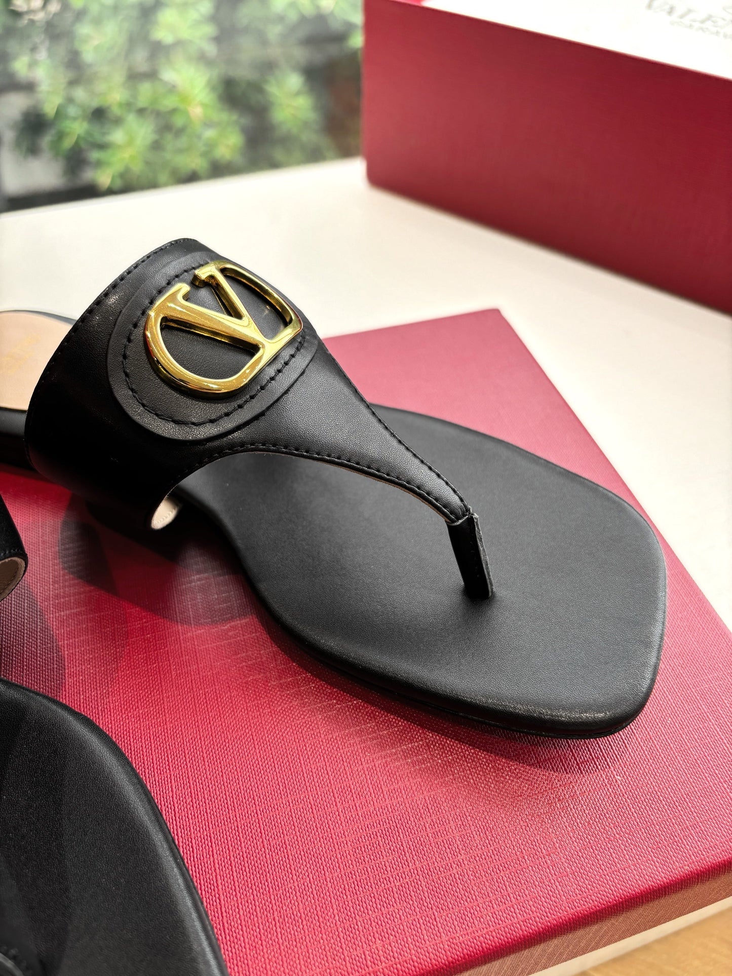VLTN THONG SANDALS 25S IN BLACK LAMBSKIN WITH GOLD HARDWARE - 35