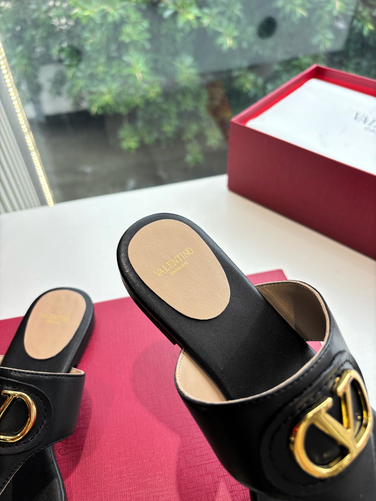 VLTN THONG SANDALS 25S IN BLACK LAMBSKIN WITH GOLD HARDWARE - 35