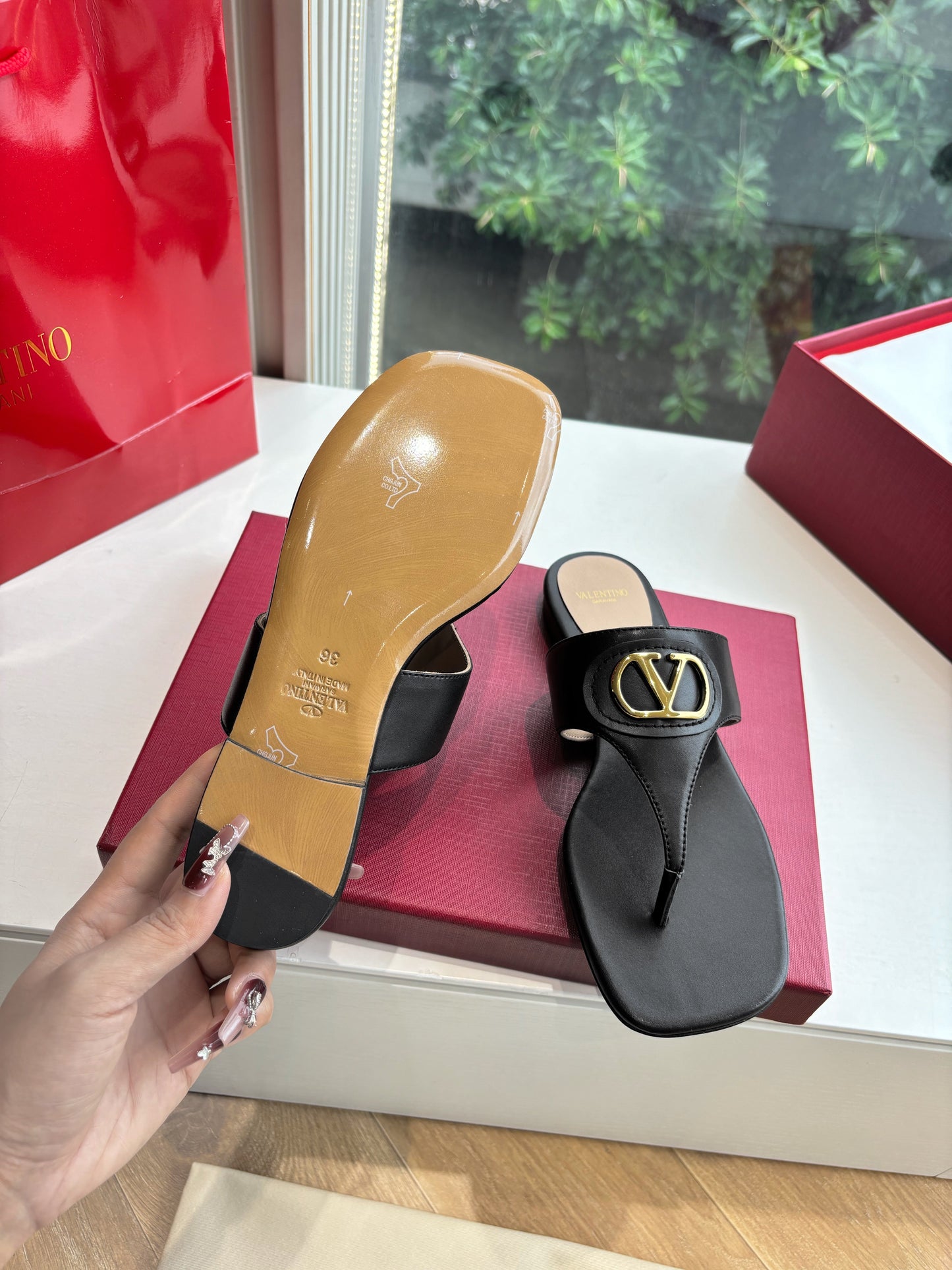 VLTN THONG SANDALS 25S IN BLACK LAMBSKIN WITH GOLD HARDWARE - 35