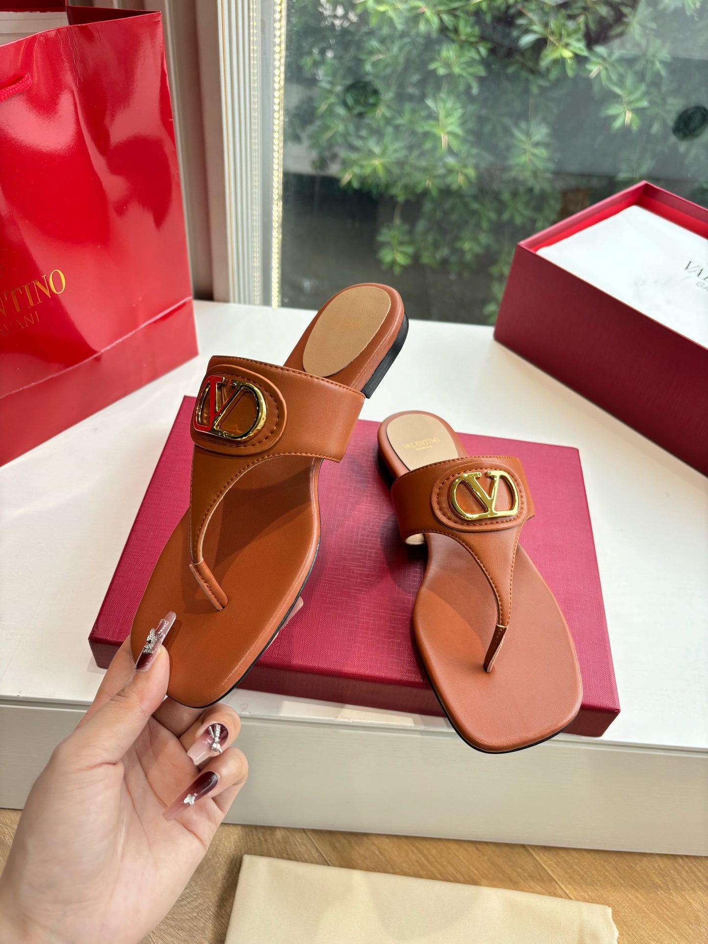 VLTN THONG SANDALS 25S IN BURNT ORANGE LAMBSKIN WITH GOLD HARDWARE - 35
