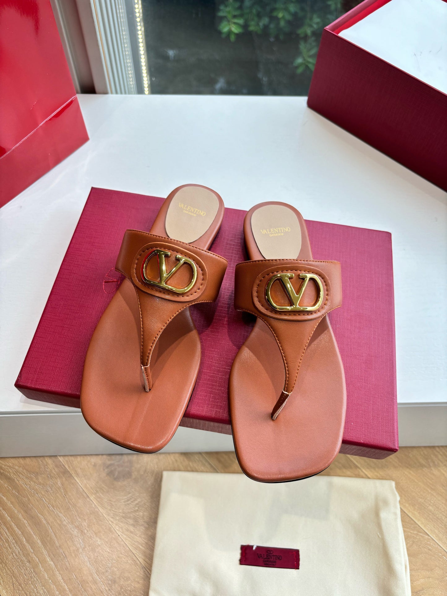 VLTN THONG SANDALS 25S IN BURNT ORANGE LAMBSKIN WITH GOLD HARDWARE - 35