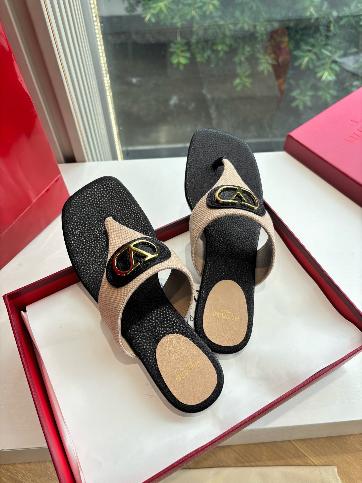 VLTN THONG SANDALS 25S IN BLACK MIX BEIGE LAMBSKIN WITH GOLD HARDWARE - 35