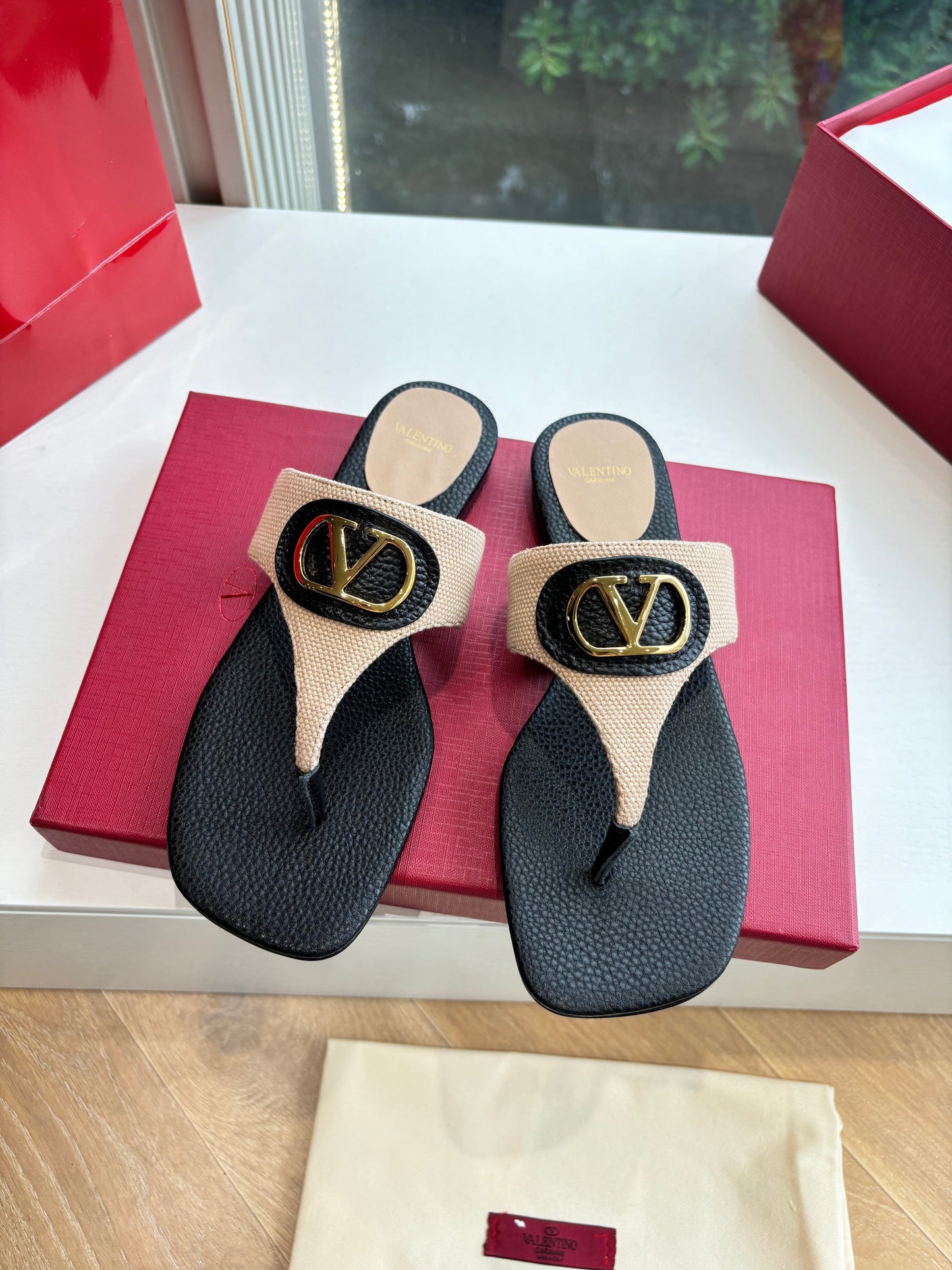 VLTN THONG SANDALS 25S IN BLACK MIX BEIGE LAMBSKIN WITH GOLD HARDWARE - 35